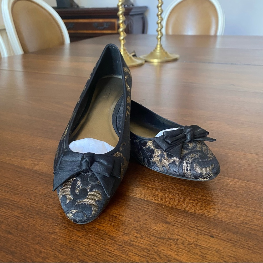 Ann Taylor Black and Gold lace Flats